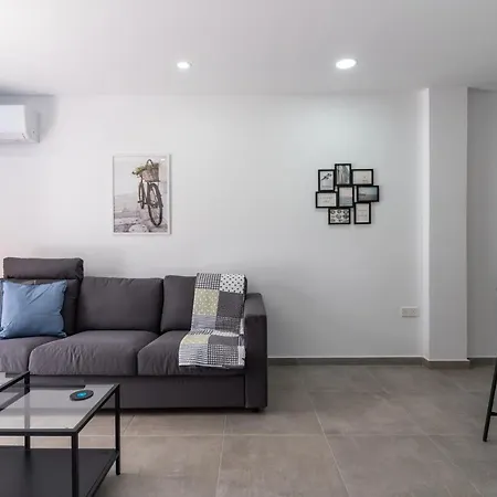 Odyssey - Captivating 2-bedroom Retreat In Lägenhet Larnaca